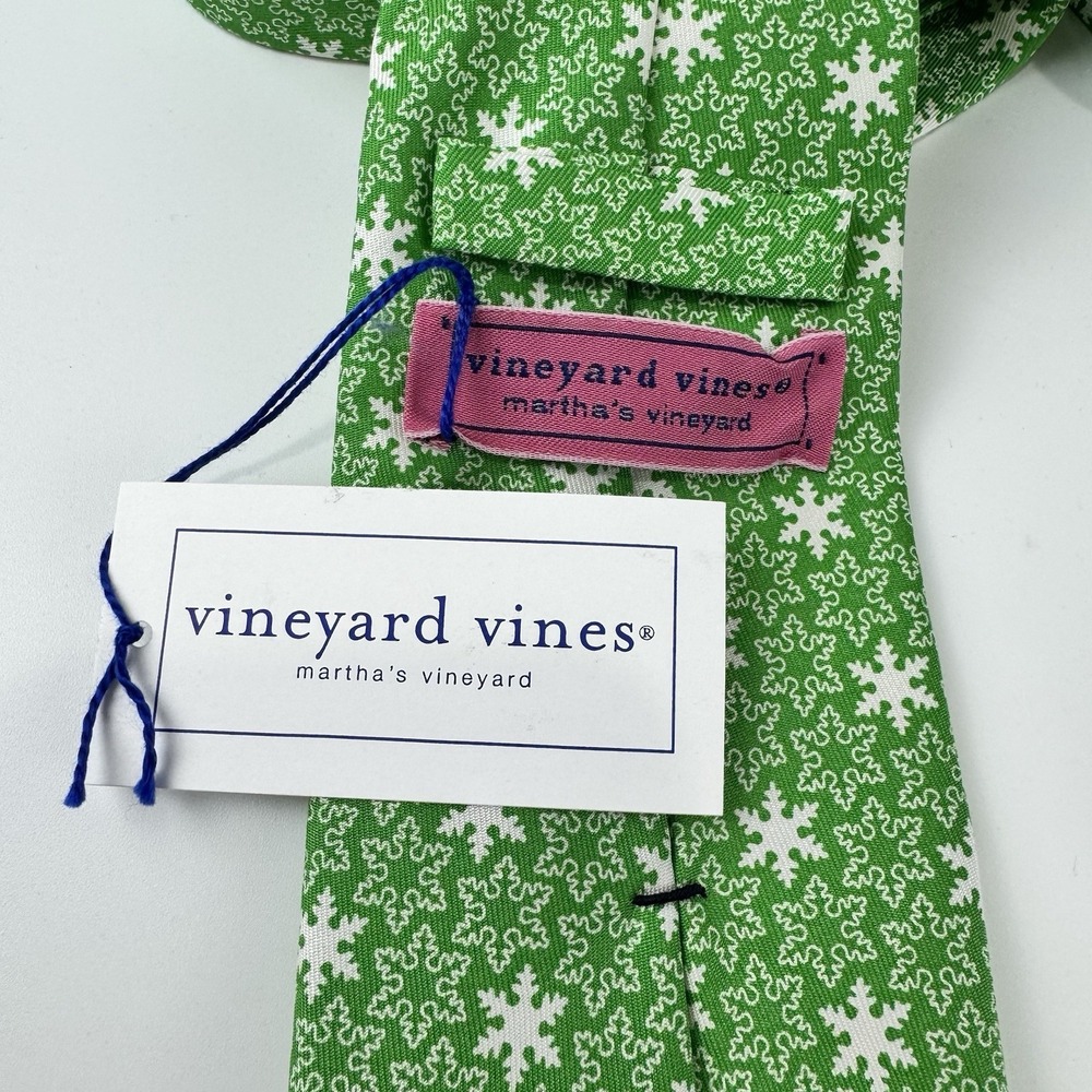 Vineyard Vines Mens Green Snowflake Silk Tie Holiday Winter 1T0911-315 NEW - Picture 4 of 7